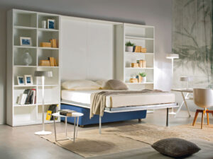 Letto nascosto in un armadio con davanti un divanetto